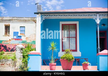 Colorato paesaggio intorno a Bo-kaap, Cape Town, Sud Africa, una popolare destinazione per escursioni a piedi con un passato ricco di storia e di cultura. Foto Stock