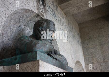 Rhodes Memorial è un celebre e controverso punto di riferimento nella tabella di montagna Parco Nazionale dedicato a Cecil Rhodes. Statue di Rodi è stato rovinato. Foto Stock