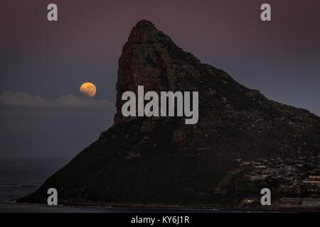 Il 28 settembre 2015 un raro sangue super luna eclissi totale in cui si è verificato l'eclisse totale ha coinciso con la luna al perigeo e un harvest moon. Foto Stock