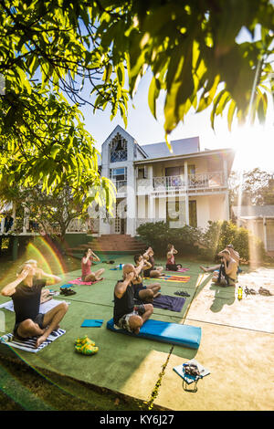 SAN ANDRES ISLAND, Colombia   circa nel marzo 2017. Un gruppo di persone in un Outdoor Classe Pranayama facendo esercizi di respirazione al mattino presto. Foto Stock