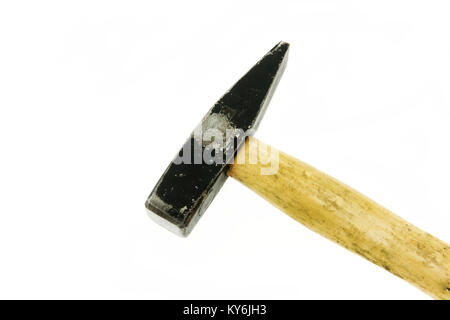 Piccolo martello con manico in legno isolato su sfondo bianco. Foto Stock