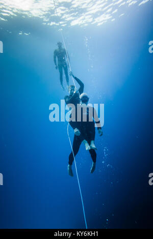 SAN ANDRES ISLAND, Colombia   circa nel marzo 2017. L apnea tecnica di salvataggio e la simulazione di un subacqueo dopo blackout. Foto Stock