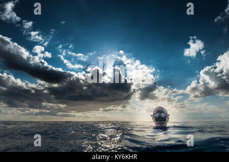 SAN ANDRES ISLAND, Colombia   circa nel marzo 2017. Apneisti in superficie durante un bel tramonto nell'oceano dei Caraibi Foto Stock