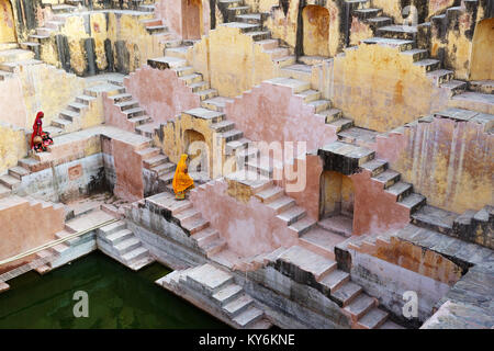 Due donne locali in abito tradizionale passeggiate all'stepwell Panna Meena Ka Kund, Jaipur, Rajasthan, India. Foto Stock