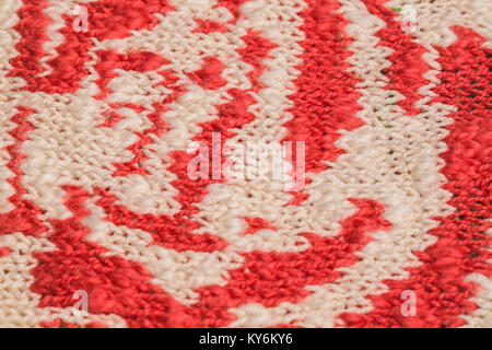 Macro immagine a colori del rosso e del bianco di tessitura a maglia. Foto Stock