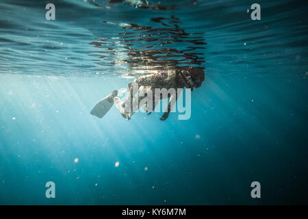 SAN ANDRES ISLAND, Colombia   circa nel marzo 2017. Freediver respirazione a superficie e tenetevi pronti per la successiva immersione Foto Stock