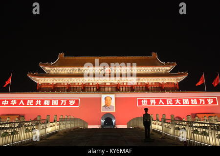 Piazza Tiananmen di notte a Pechino in Cina.jpg Foto Stock