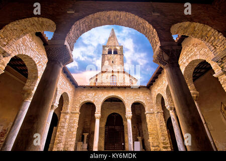 Basilica Eufrasiana di Parenzo portici e torre vista, sito patrimonio mondiale dell'UNESCO in Istria, Croazia Foto Stock