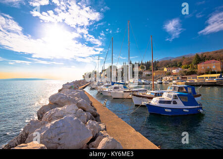 Icici village mare e porto di Opatija riviera, turchese del mare e cielo blu, Quarnaro, Croazia Foto Stock