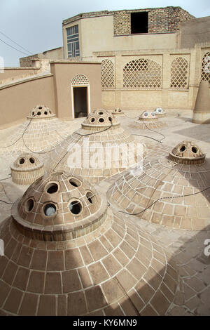 Badgirs sul tetto del vecchio edificio a Kashan, Iran Foto Stock