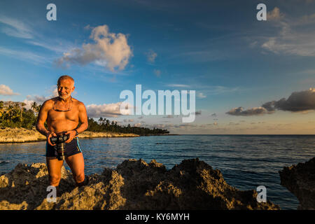 SAN ANDRES ISLAND, Colombia   circa nel marzo 2017. Fotografo documentando un bel tramonto nella regione dei Caraibi Foto Stock