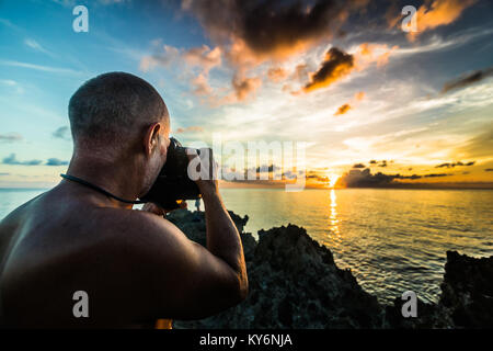 SAN ANDRES ISLAND, Colombia   circa nel marzo 2017. Fotografo documentando un bel tramonto nella regione dei Caraibi Foto Stock