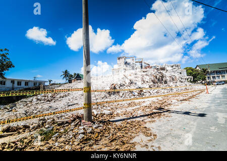 SAN ANDRES ISLAND, Colombia   circa nel marzo 2017. Distrutto un edificio di cemento nei pressi dell' Aeroporto di San Andres con dipendenti che lavorano presso la pulizia della zona Foto Stock