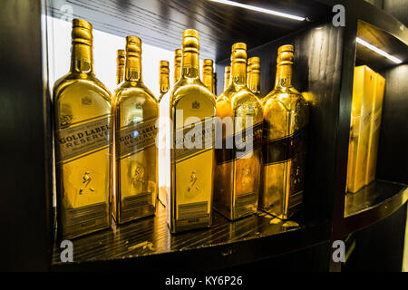 SAN ANDRES ISLAND, Colombia   circa nel marzo 2017. Johnnie Walker etichetta oro e Display bottiglia a San Andres Airport Foto Stock