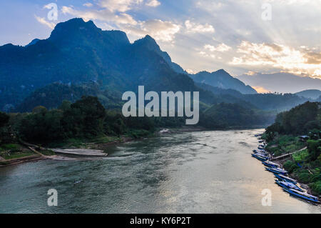 Colorato tramonto sul fiume Nam Ou in Nong Khiaw, Laos Foto Stock