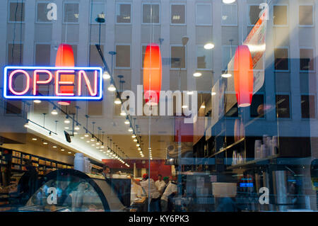 Insegna al neon pubblicità caffè fresco presso un negozio di specialità gastronomiche domenica a New York, Stati Uniti d'America. Foto Stock