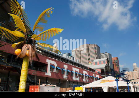 L'acqua taxi spiaggia convezionata presso il South Street Seaport di New York. Water Taxi Beach. Dietro il Molo 17. La parte inferiore di Manhattan, New York City, Regno Foto Stock