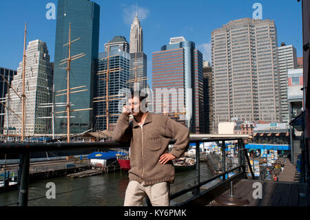 Gli edifici sono in prima linea nella South Street Seaport e Pier 15, 16 e 17. La parte inferiore di Manhattan, New York City, Stati Uniti. Foto Stock