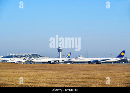 1x Lufthansa Airbus A 320 und 2x Lufthansa Airbus A340-600, aeromobili, aereo, piano, compagnie aeree, airways, rotolo in, out, Aeroporto di Monaco di Baviera, Foto Stock