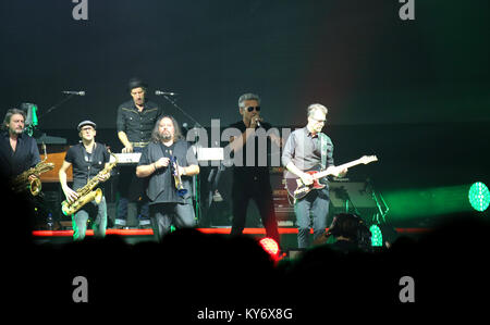 Padova, PD, Italia - 20 Ottobre 2017: concerto dal vivo indoor di Luciano Ligabue un cantante italiano molto famoso - solo uso editoriale Foto Stock