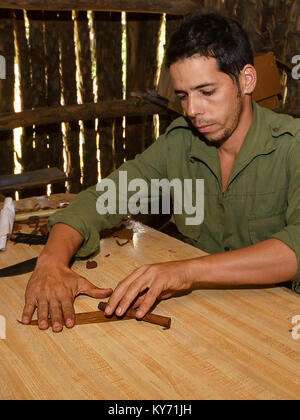 Vinales, Cuba - 5 Dicembre 2017: contadino cubano preparare un artigiano sigaro in Vinales (Cuba) Foto Stock