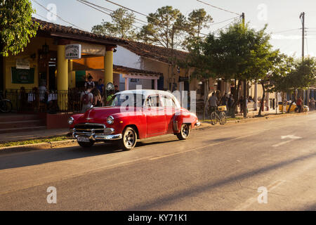 Vinales, Cuba - 5 Dicembre 2017: Vecchia degli anni cinquanta auto parcheggiate nella via centrale di Vinales Foto Stock