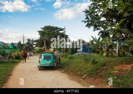 Vinales, Cuba - 5 Dicembre 2017: Vecchia degli anni cinquanta auto parcheggiate nella strada secondaria di Vinales Foto Stock