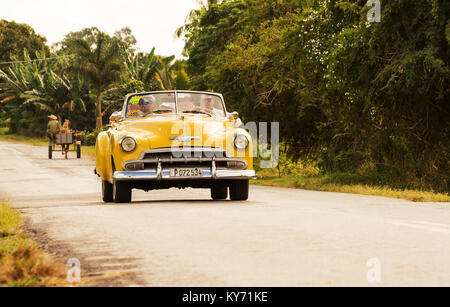 Vinales, Cuba - 6 Dicembre 2017: Classic 50s auto su una strada di Cuba Foto Stock