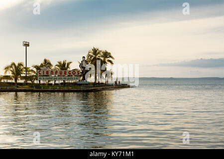 Cienfuegos, Cuba - 7 dicembre 2017: Cienfuegos Bay e la scritta "Cienfuegos è la città che mi piace di più' Foto Stock