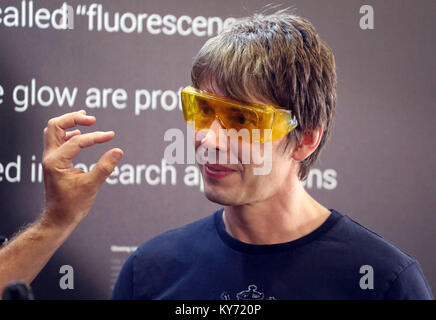 Pic mostra: scienziato guardando il "glow in the dark' coral presso la Royal Society Mostre estive. Scienziato pop star Brian Cox dons funky giallo s Foto Stock