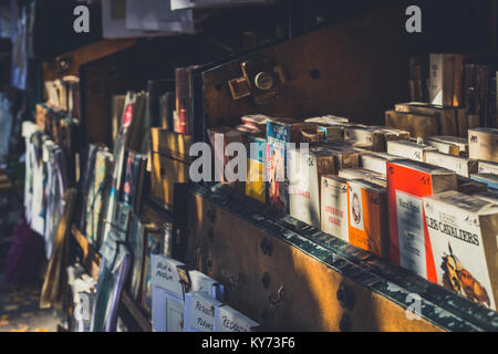 Librai in stallo Situato sul Quai de Montebello, vicino alla cattedrale di Notre Dame di Parigi. Bouquinistes in francese. Foto Stock