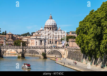 Vista della Basilica di San Pietro e Sant'angelo ponte dopo la canonizzazione di Papa Giovanni XXIII dal Ponte Umberto I Foto Stock