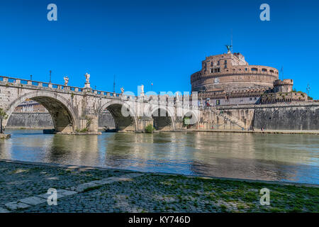 Vista di Castel Sant'Angelo e il ponte dello stesso nome dalla banchina del fiume Tevere a Roma, Italia Foto Stock