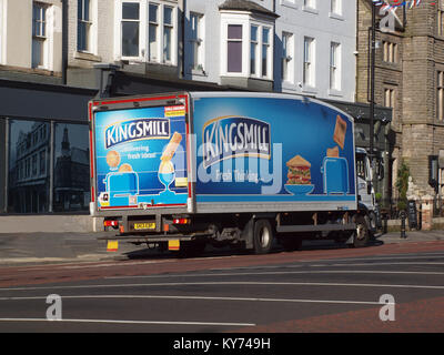 Una consegna Kingsmill autocarro offrendo prodotti di pane per il co-marketing in fronte di Tynemouth Street Regno Unito. Foto Stock