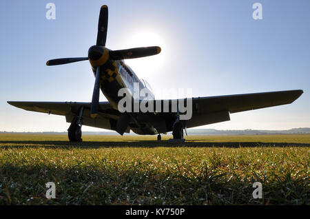 North American P-51 Mustang Miss Velma seduta sull'erba con rugiada la mattina presto Foto Stock