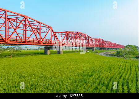 Xiluo ponte sopra il terreno della fattoria in Yunlin Foto Stock