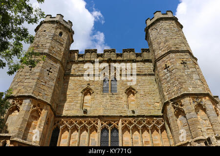 Gatehouse of Battle Abbey in estate. Costruito sul sito del 1066 Battaglia di Hastings - Battle, East Sussex, Inghilterra. Foto Stock