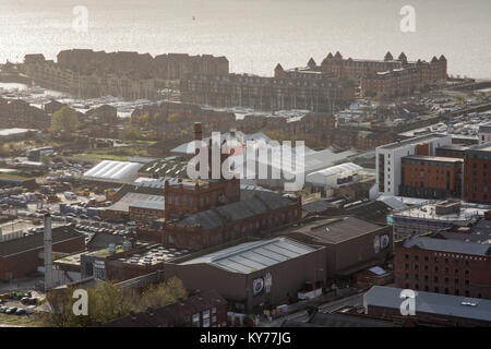 Liverpool, in Inghilterra, Regno Unito - 9 Novembre 2017: la torre e camini di birreria Cains si erge tra i depositi in Liverpool docklands industriale, visto Foto Stock