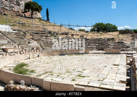 Il Teatro di Dioniso Eleuthereus è un grande teatro in Atene in Grecia. Il teatro costruito ai piedi dell'acropoli ateniese e dedicato al dio Foto Stock