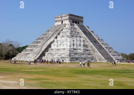 Piramide Kukulkan e turisti sulla piazza di Chichen Itza, Messico Foto Stock