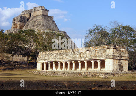 Tempio con clonnade e piramide di Uxmal, Messico Foto Stock