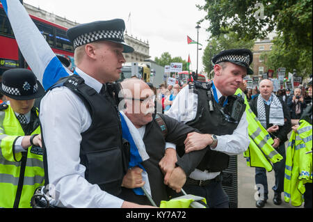 La polizia arresta un sostenitori di Israele opponendosi alla manifestazione contro Netanyahu e lo portano lontano. Foto Stock