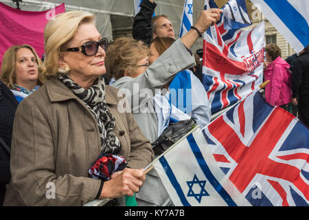 I sostenitori di Israele opponendosi alla manifestazione contro Netanyahu con bandiere israeliane e unione di bandiere. Foto Stock