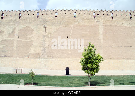 Lungo la parete in mattoni della fortezza Arg-e Karim Khan in Shiraz, Iran Foto Stock