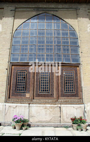 Finestra in legno del palazzo nella fortezza Arg-e Karim Khan in Shiraz, Iran Foto Stock