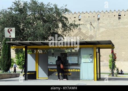 Informazioni turistiche nei pressi di rocca Ard-e Khan in Shiraz, Iran Foto Stock