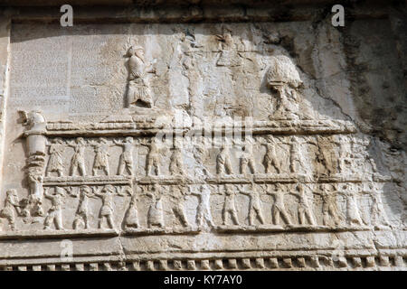 Il bassorilievo sulla parete della tomba reale in Naqsh-e Rostam, Iran Foto Stock