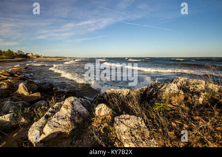 New Scenic 5 posti costa rocciosa. Onde infrangersi sulla costa rocciosa del Lago Superior in un assolato pomeriggio di estate. Foto Stock