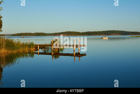 Lungolago in legno jetty di mattina d'estate, Ljustero, contea di Stoccolma, Svezia, in Scandinavia. Foto Stock