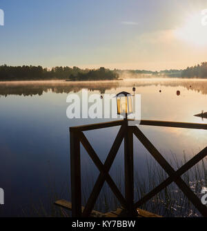 Vista sul lago all'alba, Ljustero, contea di Stoccolma, Svezia, in Scandinavia. Ljustero è un isola nella parte settentrionale dell'arcipelago di Stoccolma, 65 Foto Stock